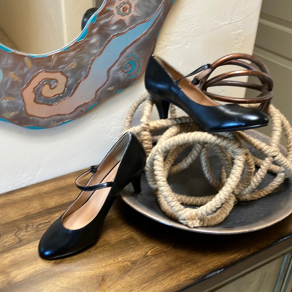 NWOT City Classified Mary Jane strap heeled shoes